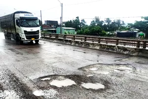 Đoạn QL1A gần mố cầu Trà Bình (qua xã Mỹ Hiệp, huyện Phù Mỹ,  tỉnh Bình Định) bị mưa đào sâu, phá hỏng rất nặng trong ngày 26-10