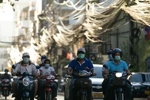 Người dân đeo khẩu trang phòng lây nhiễm Covid-19 tại Viêng Chăn, Lào. Ảnh: TTXVN