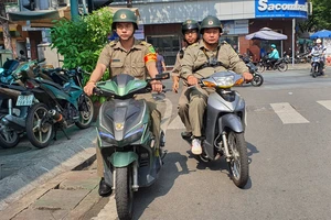  Anh Lý Nhơn Thành (lái xe, bên phải) khởi hành chuyến tuần tra