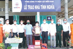 Trao nhà tình thương cho hộ con liệt sĩ Huỳnh Thị Xệ (ấp Bãi Bùn, xã Phú Thạnh, huyện Tân Phú Đông, tỉnh Tiền Giang)