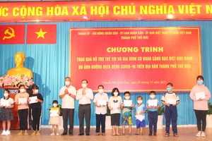 Bí thư Thành ủy TP Thủ Đức Nguyễn Văn Hiếu tặng quà, động viên các cháu mồ côi vì Covid-19. Ảnh: THU HƯỜNG