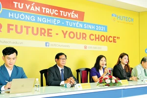 Các chuyên gia tư vấn tuyển sinh trực tuyến cho thí sinh