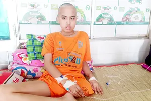 Cậu bé nghèo bị ung thư xương
