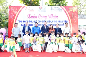 Trao quà tết và học bổng cho các em nhỏ hoàn cảnh khó khăn