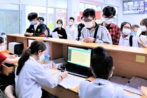 Phòng Đào tạo Trường Đại học Công nghiệp TPHCM hướng dẫn, hỗ trợ tân sinh viên vào ngày 12-2 