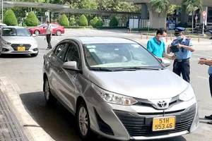 Xử nghiêm tài xế tăng giá, bắt chẹt khách tại sân bay Tân Sơn Nhất