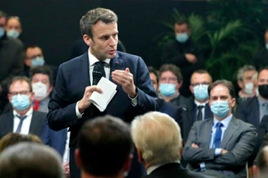 Tổng thống Pháp Emmanuel Macron phát biểu trong một cuộc họp tại Lievin, địa phương ở miền bắc Pháp, ngày 2-2-2022. Ảnh: AP 