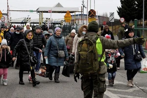 Người Ukraine di tản qua biên giới Ukraine-Ba Lan ở Korczowa, Ba Lan, ngày 5-3. Ảnh: REUTERS