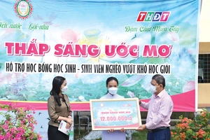 Công ty TNHH Một thành viên Xổ số kiến thiết Đồng Tháp trao học bổng “Thắp sáng ước mơ” tại huyện Tháp Mười