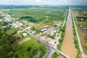 Một góc xã Tân An Hội (Củ Chi) và dòng kênh Xáng giáp ranh với Long An kỳ vọng góp phần hình thành Khu đô thị Tây Bắc. Ảnh: HOÀNG HÙNG