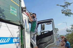 Người dân di chuyển trên quốc lộ 20, đoạn qua huyện Đức Trọng (Lâm Đồng) tháo gỡ còi hơi không đúng thiết kế xe, giao nộp cơ quan chức năng. Ảnh: ĐOÀN KIÊN