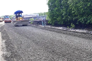 Thiếu vật liệu nâng cấp đường Hồ Chí Minh đoạn Năm Căn - Đất Mũi