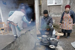 Người dân tại Mariupol, Ukraine, ngày 12-4-2022. Ảnh: THX