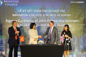 Bà Phan Hà Thủy - đại diện Tập đoàn Vingroup ký kết với ông Richard Cairns - Hiệu trưởng Brighton College dưới sự chứng kiến của ngài Marcus Winsley - Phó Đại sứ Liện hiệp Vương Quốc Anh và Bắc Ai-len tại Việt Nam và bà Lê Mai Lan - Phó Chủ tịch HĐQT Tập 