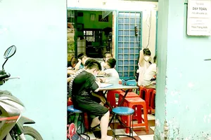 Học sinh học thêm tại một địa chỉ trên địa bàn phường 4, quận Gò Vấp, TPHCM. Ảnh: TÂM HIỀN