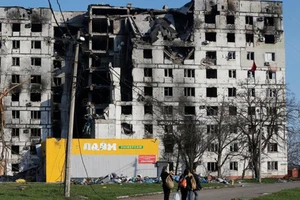 Một tòa nhà ở Mariupol bị hư hại. Ảnh: Reuters