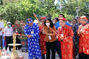 Các đại biểu dâng hương tưởng niệm các anh hùng liệt sĩ, người dân yêu nước đã hy sinh tại Côn Đảo. Ảnh: Báo BRVT.