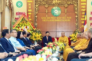 Phó Thủ tướng Thường trực Chính phủ Phạm Bình Minh chúc mừng Trung ương Giáo hội Phật giáo Việt Nam cùng toàn thể tăng ni, phật tử đón đại lễ Phật đản an lạc. Ảnh: VGP