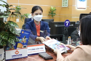 Khách hàng giao dịch tại LienVietPostBank. Ảnh: VIẾT CHUNG