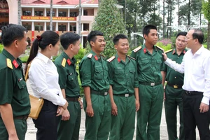 Đồng chí Nguyễn Hồ Hải thăm hỏi tân binh tại Sư đoàn 9