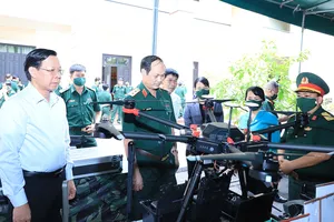 Đại biểu tham quan mô hình sáng kiến thiết bị bay không người lái của Bộ Tư lệnh TPHCM