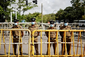 Nhân viên an ninh đứng gác bên ngoài tòa nhà Quốc hội Sri Lanka. Ảnh: REUTERS