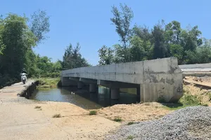 Công trình xây cầu mới ở xã Bình Tú, huyện Thăng Bình (Quảng Nam) giậm chân tại chỗ