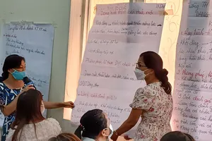 Giáo viên tham gia bồi dưỡng sách giáo khoa mới tại Trường Tiểu học Đinh Tiên Hoàng (quận 1) vào sáng 26-7