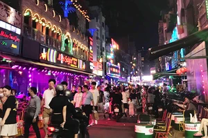  Tại Phố đi bộ Bùi Viện, bàn ghế ăn nhậu, hút shisha, bóng cười lấn chiếm đường đi