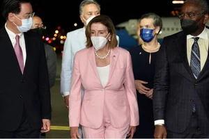 Trung Quốc tuyên bố ngừng hợp tác với Mỹ trong một số lĩnh vực sau khi bà Nancy Pelosi (áo hồng) thăm Đài Loan. Ảnh: AP