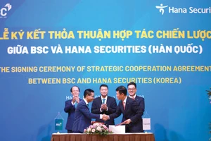 Đại diện lãnh đạo BSC và Hana Securities bắt tay sau khi ký thỏa thuận hợp tác chiến lược