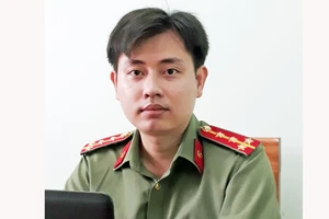 Đại úy trẻ mê văn chương