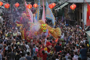 Lễ hội Nguyên tiêu đầy màu sắc ở quận 5 thu hút sự quan tâm, theo dõi của đông đảo người dân, du khách. Ảnh: DŨNG PHƯƠNG