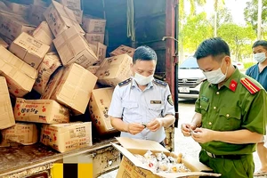 Lực lượng chức năng lập biên bản xử lý một xe tải vận chuyển bánh trung thu nhập lậu tại Bắc Giang