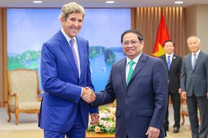 Thủ tướng Phạm Minh Chính và Đặc phái viên của Tổng thống Hoa Kỳ về khí hậu John Kerry. Ảnh: VGP