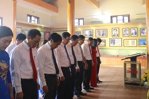 Dâng hương tưởng niệm nhân kỷ niệm 92 năm Ngày Xô Viết Nghệ Tĩnh