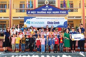 Tủ sách “Chắp cánh ước mơ” đến với các em nhỏ tại Yên Bái