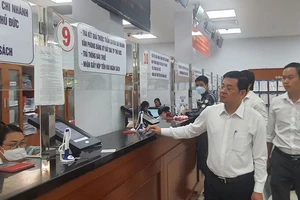 Giám đốc Nguyễn Toàn Thắng, kiểm tra tại quầy trả hồ sơ của CN Thủ Đức