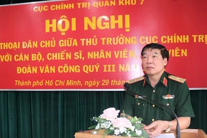 Thiếu tướng Nguyễn Văn Hiệu, Phó Chủ nhiệm Chính trị Quân khu 7, chủ trì đối thoại với Đoàn văn công Quân khu 7