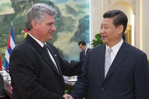 Chủ tịch Trung Quốc Tập Cận Bình và Chủ tịch Cuba Miguel Díaz-Canel Bermudez bắt tay. Ảnh: Prensa Latina