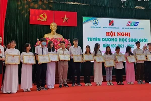 Tiếp sức đến trường học sinh vượt khó, học giỏi 