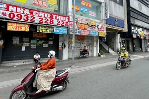 Mặt bằng cho thuê dán chi chít trên đường Hai Bà Trưng. Ảnh: HOÀNG HÙNG