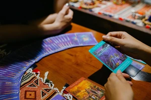 Không ít bạn trẻ xem tarot để lắng nghe “tín hiệu từ vũ trụ”