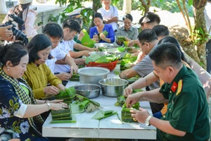 Đoàn đại biểu cùng cán bộ, chiến sĩ gói bánh chưng đón Tết Quý Mão 2023 