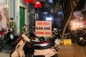 Công an có mặt ở hiện trường. Ảnh: CHÍ THẠCH 