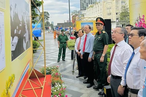 Các đại biểu tham quan triển lãm ảnh về cuộc Tổng tiến công và nổi dậy Xuân Mậu Thân 1968