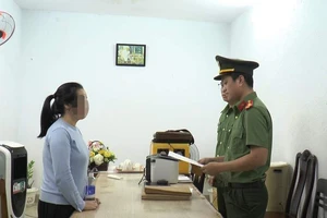 Công an đọc lệnh khởi tố đối tượng