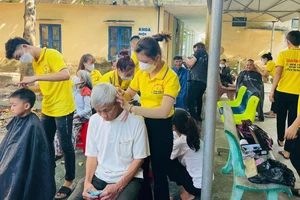 Nhóm thợ của salon tóc Giáp Quốc Tế cắt tóc miễn phí cho bệnh nhân đang điều trị tại Bệnh viện Đa khoa huyện Triệu Phong (tỉnh Quảng Trị).