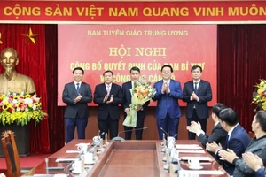 Tập thể lãnh đạo Ban Tuyên giáo Trung ương tặng hoa chúc mừng đồng chí Vũ Thanh Mai. Ảnh: TG