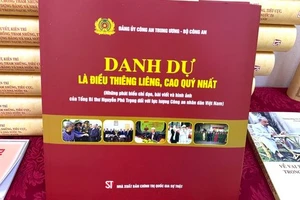 Ra mắt cuốn sách "Danh dự là điều thiêng liêng, cao quý nhất"